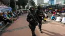 Sejumlah pasukan Brimob bersenjata lengkap melakukan pengamanan saat Car Free Day di kawasan Bunderan HI, Jakarta, Minggu (24/12). (Liputan6.com/Faizal Fanani)