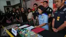 Petugas telah melakukan penyelidikan terkait jajanan yang diduga menggunakan alat kontrasepsi sebagai kemasannya, Jakarta, Kamis, (4/1/2016). Jajanan anak ini telah dicek oleh BPOM Serang Banten (Liputan6.com/Faisal R Syam)