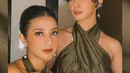 Sementara itu, Sheila Dara tampil elegan dengan halterneck jumpsuit berwarna kecokelatan [@sheiladaisha]