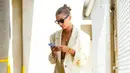 Berbusana serba kuning, Hailey Bieber kenakan setelan musim panas dari Magda Butrym dengan cap mocha Air Jordan 1s dan perhiasan Monica Vinader. (FOTO: Instagram/stylememaeve).