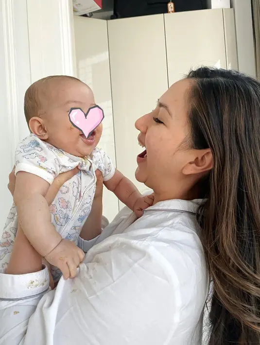 Sejak Kyarra lahir, Jessica Mila memilih untuk fokus mengurus buah hatinya dan menepi sejenak dari dunia sinetron. Nikmati peran sebagai seorang ibu selama 6 bulan, kebahagiaan terpancar jelas di wajah Mila ketika menggendong Kyarra. Meski bajunya kotor karena makanan Kyarra, artis berusia 32 tahun ini menikmati momen MPASI pertama buah hati tercintanya. (Liputan6.com/IG/jscmila)