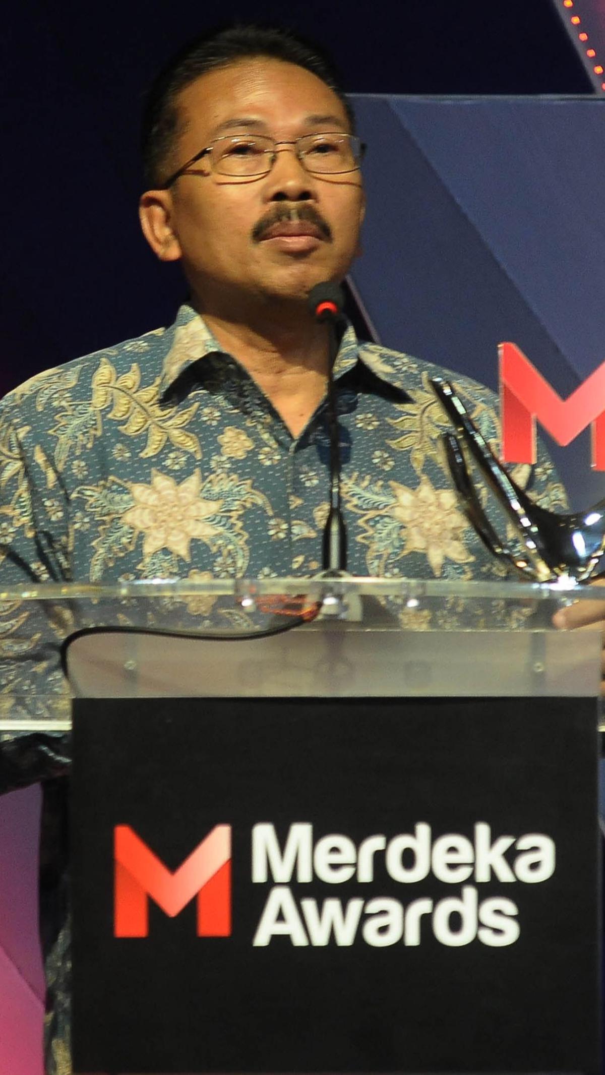 Penghargaan kategori Program Desa Wisata itu diterima oleh Asisten I Sekretaris Daerah Provinsi Jawa Timur, Benny Sampirwanto bersama Kepala Dinas Kebudayaan dan Pariwisata Provinsi Jawa Timur Hudiyono mewakili Gubernur Jawa Timur Khofifah Indar Parawans