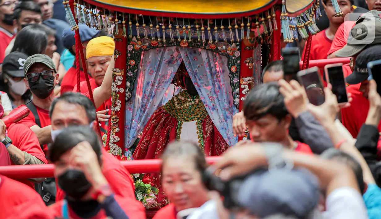 Joli atau tandu diarak dalam Festival Cap Go Meh 2023 di kawasan Glodok, Jakarta, Minggu (5/2/2023). Warga keturunan Tionghoa meyakini dalam perayaan Cap Go Meh para dewa keluar dari surga untuk membagikan keselamatan, kesejahteraan, dan nasib baik. (Liputan6.com/Faizal Fanani)