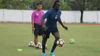 Arema Cari Pemain Belakang, tapi Bukan Mohamadou Alhadji