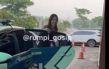 Gara-gara Mobil Mogok, Potret Nia Ramadhani dan Ardi Bakrie Putuskan Naik Mobil Polisi