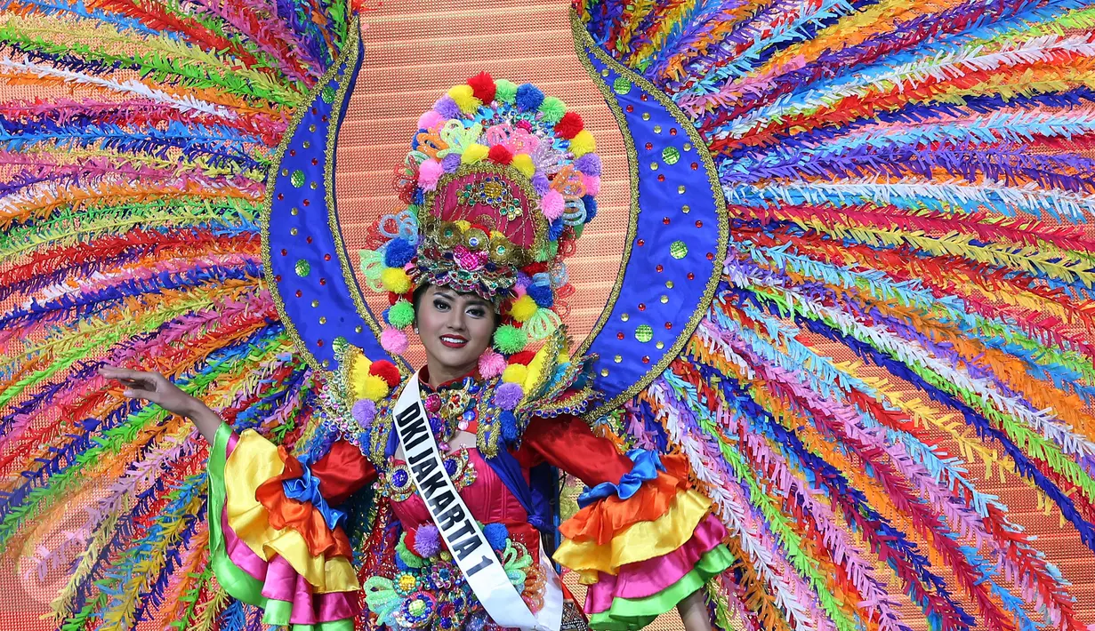 Finalis Putri Indonesia dari DKI Jakarta I, Karina Nandia mengenakan busana daerahnya saat unjuk kesenian dan bakat, Jakarta, Senin malam (27/3). 38 finalis ini nantinya akan berkompetisi menjadi sang Putri Indonesia 2017. (Liputan6.com/Johan Tallo)