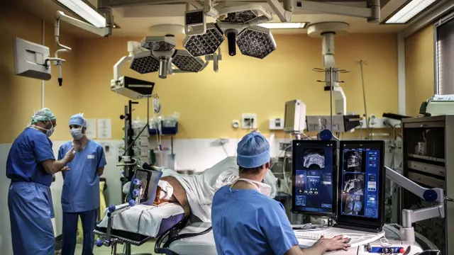 [FOTO] Di Perancis Operasi Prostat Pakai Robot