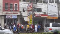 Warga Pamulang mengantre di toko roti Holland Bakery. (Yusron Fahmi/Liputan6.com)