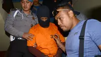 Tersangka kasus pembunuhan pasutri Jepang, Putu Astawa ditampilkan saat konferensi pers di kantor Polisi Bali, Denpasar (18/9). Usai membunuh, Astawa membakar korban untuk menghilangkan jejak. (AFP Photo/Sonny Tumbelaka)