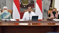 Presiden Jokowi memberikan keterangan pers bersama Menteri Sosial Tri Rismaharini dan Menteri Ketenagakerjaan Ida Fauziyah di Istana Merdeka Jakarta, Jumat (16/09/2022)