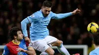 Gelandang Manchester City Javi Garcia melalukan lompatan untuk merebut bola dari Gelandang Australia Crystal Palace Mile Jedinak (kiri) pada pertandingan sepak bola Liga Inggris antara Manchester City vs Crystal Palace di Stadion Etihad, Manchester (28/12