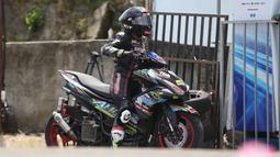 Rider asal Serang, Banten itu berhasil jadi pembalap wanita satu-satunya yang tampil di ajang di Yamaha Cup Race 2026 yang berlangsung di Sirkuit Puncak Mario, Sidenreng Rappang (Sidrap), Sulawesi Selatan, 18-19 April 2026. (Bola.com/Abdul Aziz)