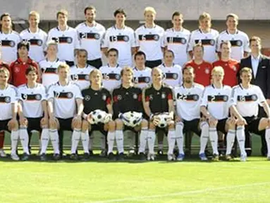 Germany squad poses for a group picture at the San Moix stadium in Palma de Mallorca on May 29, 2008. The German team stays for a 12-day training camp Majorca, Spain, in preparation of the Euro 2008. AFP PHOTO DDP/ OLIVER LANG