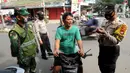 Anggota TNI-Polri menghentikan warga yang tidak mengenakan masker saat razia gabungan Kelurahan Gandul di Perempatan Gandul, Cinere, Depok, Kamis ( 29/08/2020). (merdeka.com/Arie Basuki)