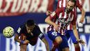 Pemain Barcelona, Neymar (kiri) berebut bola dengan pemain Atletico, Juanfran dalam lanjutan La Liga Spanyol di Stadion Vicente Calderon, Madrid, Spanyol. Sabtu (12/9/2015). (AFP Photo/Gerard Julien)