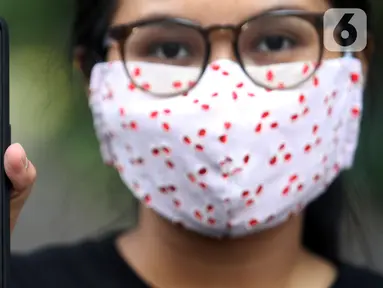 Pelaku UMKM menunjukkan aplikasi CrediStore di Toko Esti, Kemang, Jakarta, Rabu (01/09/2021). Aplikasi social-commerce CrediStore memudahkan UMKM toko dan warung berjualan online serta mengelola bisnis lebih mudah dan gratis. (Liputan6.com/HO/Ading)  