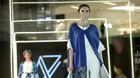 Model dengan busana rancangan desainer Zeinal Ali dari Jordan dalam Jakarta Modest Fashion Week 2018 (JMFW) di Gandaria City, Jakarta, Kamis (26/7). JMFW digelar pada tanggal 26-29 Juli 2018. (Liputan6.com/Faizal Fanani)