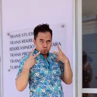 "Dan dasar penetapannya alat bukti yang dimiliki penyidik. Itu teknis penyidikan, yang jelas ‎alat buktinya sudah kita miliki. Sampai saat ini saudara SJ mengakui segala perbuatannya," ujar Kompol Ari di Polsek Kelapa Gading. (Nurwahyunan/Bintang.com)