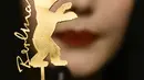 Aktris China Fan Bingbing terlihat di belakang logo Berlinale Bear selama konferensi pers untuk film terbarunya Green Night yang digelar di Berlinale Internatioval Film Festival 2023, Kamis (23/2/2023). Fan Bingbing pertama kali melakukan perjalanan ke Berlin dengan Lost in Beijing tahun 2007 dan menyebutnya sebagai salah satu "kenangan paling tak ternilai" pada saat itu. (Tobias SCHWARZ / AFP)