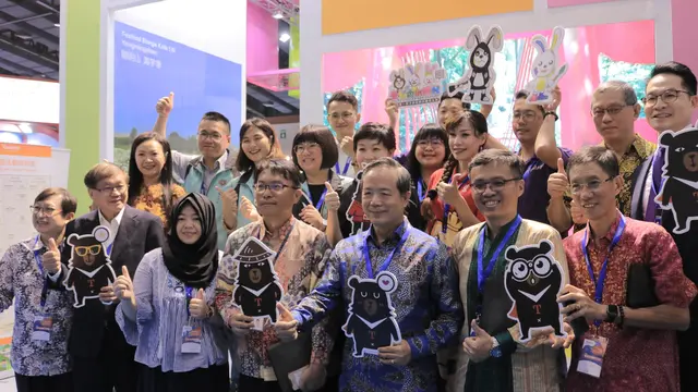 Kepala Taipei Economic and Trade Office (TETO), John C. Chen beserta tim dari Taiwan-Taipei berpose bersama pada Travel Fair 2019 di Jakarta Convention Center, Jumat (20/9/2019) (Liputan6.com/Hugo Dimas)