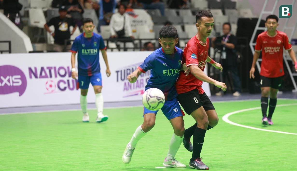 <p>Pemain futsal SMAN 8 Makassar bertanding melawan SMA 4 Metro Lampung pada laga AXIS Nation Cup 2023 di Istora Senayan, Jakarta, Minggu (15/10/2023). SMAN 8 Makassar menang dengan skor 4-1. (Bola.com/M Iqbal Ichsan)</p>
