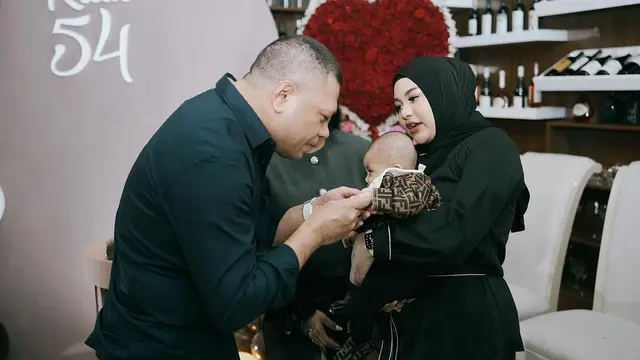 Foto-foto Baby Azura Digendong oleh Kellen Lemos, Disebut Kembar oleh