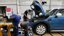 Teknisi mengecek mesin mobil MINI Countryman di pabrik perakitan Gaya Motor, Sunter, Jakarta, Kamis (6/9). MINI Indonesia menyelesaikan unit terakhir batch pertama produksi New MINI Countryman rakitan PT. Gaya Motor. (Liputan6.com/Fery Pradolo)