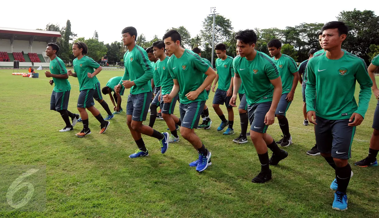 Pemain melakukan pemanasan jelang latihan seleksi masuk Timnas Indonesia U-19 di Lapangan Atang Sutresna, Jakarta, Kamis (6/4). 14 pemain yang pernah berlaga di luar negeri mengikuti seleksi masuk Timnas Indonesia U-19. (Liputan6.com/Helmi Fithriansyah)