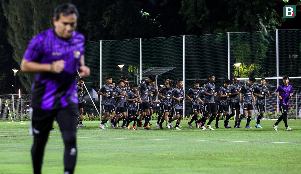 <p>Sejumlah pemain Timnas Indonesia U-20 melakukan pemanasan saat pemusatan latihan yang berlangsung di Lapangan B, Senayan, Jakarta, Jumat (15/03/2024) malam. Pemusatan latihan ini sebagai bentuk persiapan Timnas Indonesia U-20 untuk mengikuti ajang Piala AFF U-19 2024 dan Kualifikasi Piala Asi U-20 2025. (Bola.com/Bagaskara Lazuardi)</p>