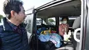 Warga menjadi mobil mereka sebagai tempat mengungsi setelah gempa dahsyat di Mashiki, prefektur Kumamoto, Jepang, 17 April 2016. Para warga memang pindah ke beberapa lokasi pengungsian, tapi mereka tidur di dalam mobil.   (Kazuhiro NOGI/AFP)