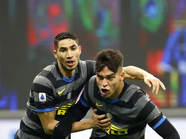 Striker Inter Milan, Lautaro Martinez, melakukan selebrasi bersama Achraf Hakimi usai mencetak gol ke gawang Benevento pada laga Liga Italia di Stadion Giuseppe Meazza, Minggu (31/1/2021), Inter Milan menang dengan skor 4-0. (AP/Luca Bruno)