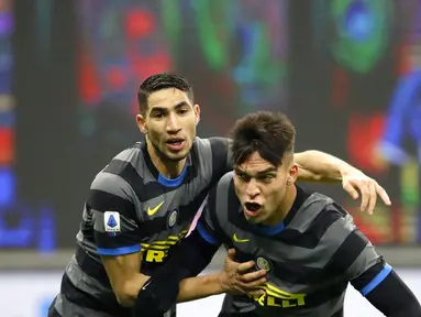 Striker Inter Milan, Lautaro Martinez, melakukan selebrasi bersama Achraf Hakimi usai mencetak gol ke gawang Benevento pada laga Liga Italia di Stadion Giuseppe Meazza, Minggu (31/1/2021), Inter Milan menang dengan skor 4-0. (AP/Luca Bruno)