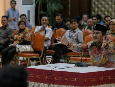 Calon pimpinan KPK Jimmly Asshiddiqie mengikuti wawancara tahap akhir di Gedung Sekretariat Negara, Jakarta, Selasa (25/8/2015). Dalam paparannya, mantan Ketua MK itu menolak koruptor dihukum mati. (Liputan6.com/Faizal Fanani)