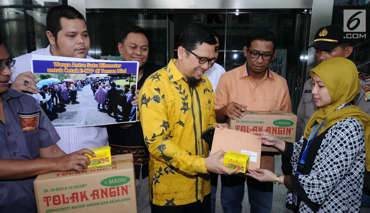 Koordinator GMPG, Ahmad Doli Kurnia (tengah) menyerahkan surat dukungan kepada perwakilan KPK di Jakarta, Selasa (7/11). Aksi tersebut untuk pengusutan korupsi KTP Elektronik yang merugikan negara sebesar Rp2,3 triliun. (Liputan6.com/Helmi Fithriansyah)