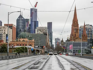 Jalan St Kilda yang biasanya sibuk terlihat sepi dari lalu lintas padat di Melbourne, Jumat (16/7/2021). Kota terbesar kedua di Australia itu kembali memberlakukan lockdown, dan kali ini selama lima hari mulai Kamis (16/7) malam karena meningkatnya klaster COVID-19. (ASANKA BRENDON RATNAYAKE/AFP)