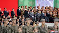 Pemimpin Korea Utara Kim Jong-un (tengah kiri) berbicara dengan Wakil Kepala Sekretariat Jenderal Partai Buruh Korea Jo Yong-won (tengah kanan) saat pameran pengembangan pertahanan Bela Diri 2021 di Gedung Pameran Tiga Revolusi, Pyongyang, Korea Utara, 11 Oktober 2021. (STR/AFP/KCNA VIA KNS)
