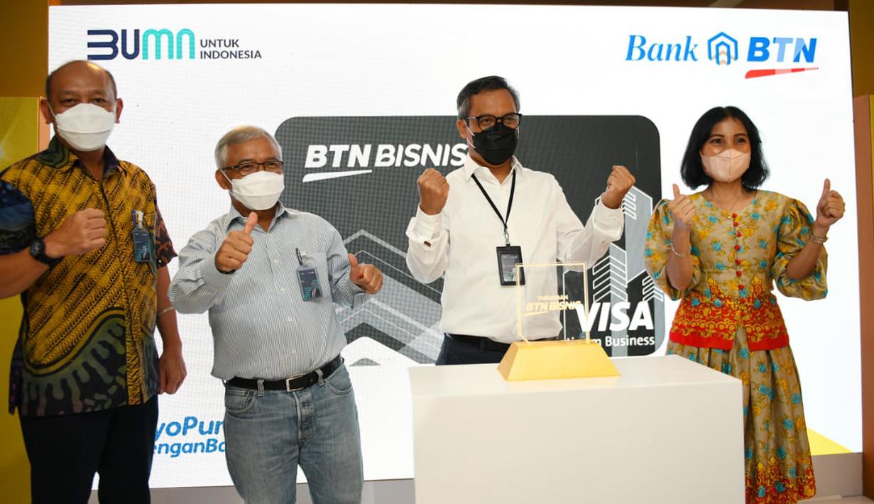 Wakil Dirut BTN Nixon LP Napitupulu (kedua kanan), Direktur Distribution & Funding Jasmin, Kepala Divisi Retail Funding & Services Ferry Sipahutar dan Kepala Kanwil II Jakarta-Banten Dewi Fitrianingrum foto bersama pada peluncuran Tabungan BTN Bisnis di Jakarta, Rabu (30/03/2022). (Liputan6.com)