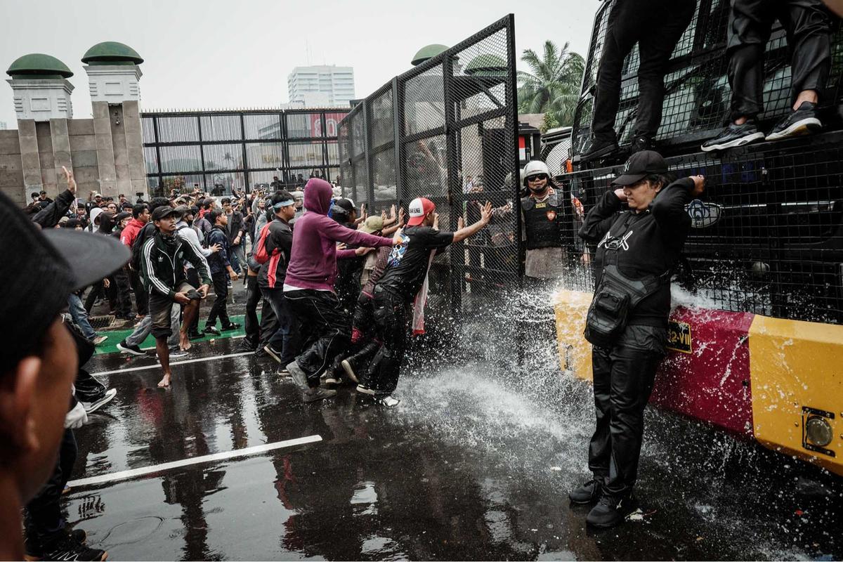 FOTO: Aksi  Demo DPR 25 Agustus, Massa Bentrok dengan Aparat
