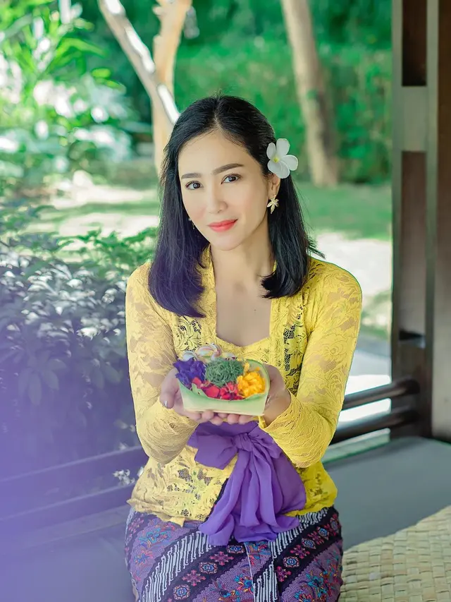6 Pesona Bunga Zainal Saat Liburan di Bali, Penampilannya Bikin Pangling