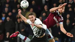 Pemain Derby County Craig Forsyth (kiri) berebut bola dengan pemain West Ham United Tomas Soucek pada pertandingan sepak bola putaran keempat Piala FA di Stadion Pride Park, Derby, Inggris, 30 Januari 2023. West Ham United mengalahkan Derby County dengan skor 2-0. (AP Photo/Rui Vieira)