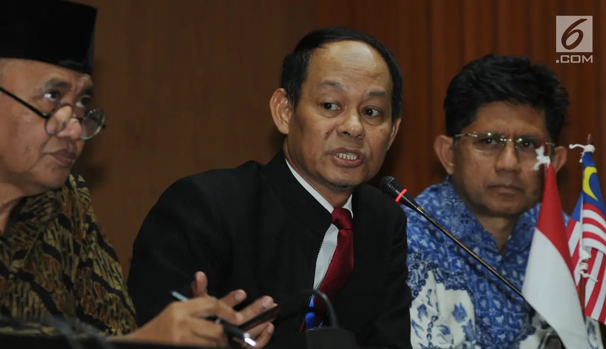 Ketua KPK Agus Rahardjo, Chief Commissioner MACC, Datuk Sri Mohd Shukri bin Abdul dan Wakil Ketua KPK Laode Muhammad Syarif memberi keterangan usai menandatangani perpanjangan MoU di gedung KPK, Jakarta, Senin (5/11). (Merdeka.com/Dwi Narwoko)