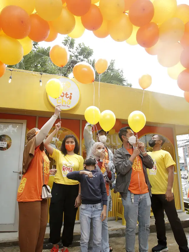 Arya Saloka dalam Grand Opening Roti Cha di kawasan Duren Tiga, Jakarta Selatan.