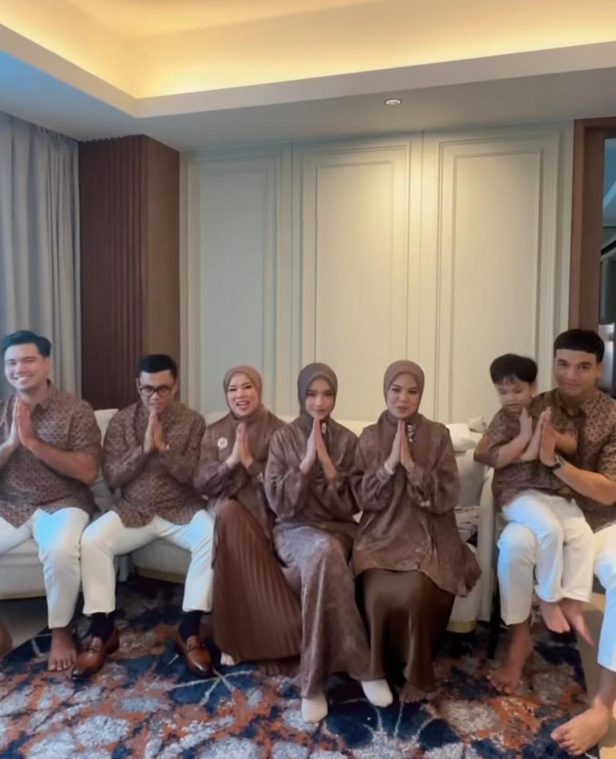 Momen Keluarga Fuji Siap Sambut Ramadan, Netizen Malah Salfok Sama Outfit Kecenya