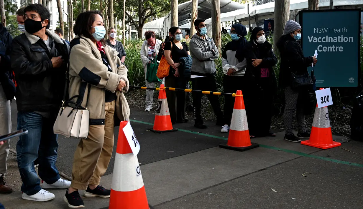 Warga Sydney mengantre di luar pusat vaksinasi Covid-19 di Sydney, Australia, Kamis (24/6/2021). Sebagian besar warga Sydney dilarang meninggalkan kota untuk menghentikan penyebaran virus corona Covid-19 varian Delta yang sangat menular ke wilayah lain. (SAEED KHAN / AFP)