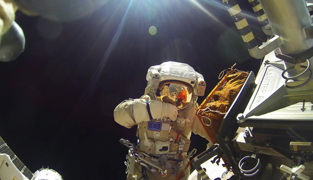 Kosmonot Rusia Sergei Volkov sedang melakukan spacewalk diluar badan Stasiun Luar Angkasa Internasional (ISS), (7/2). Sergei Volkov merupakan anggota dari 46/47 NASA yang melakukan pekerjaan di ISS. (REUTERS/Roscosmos)