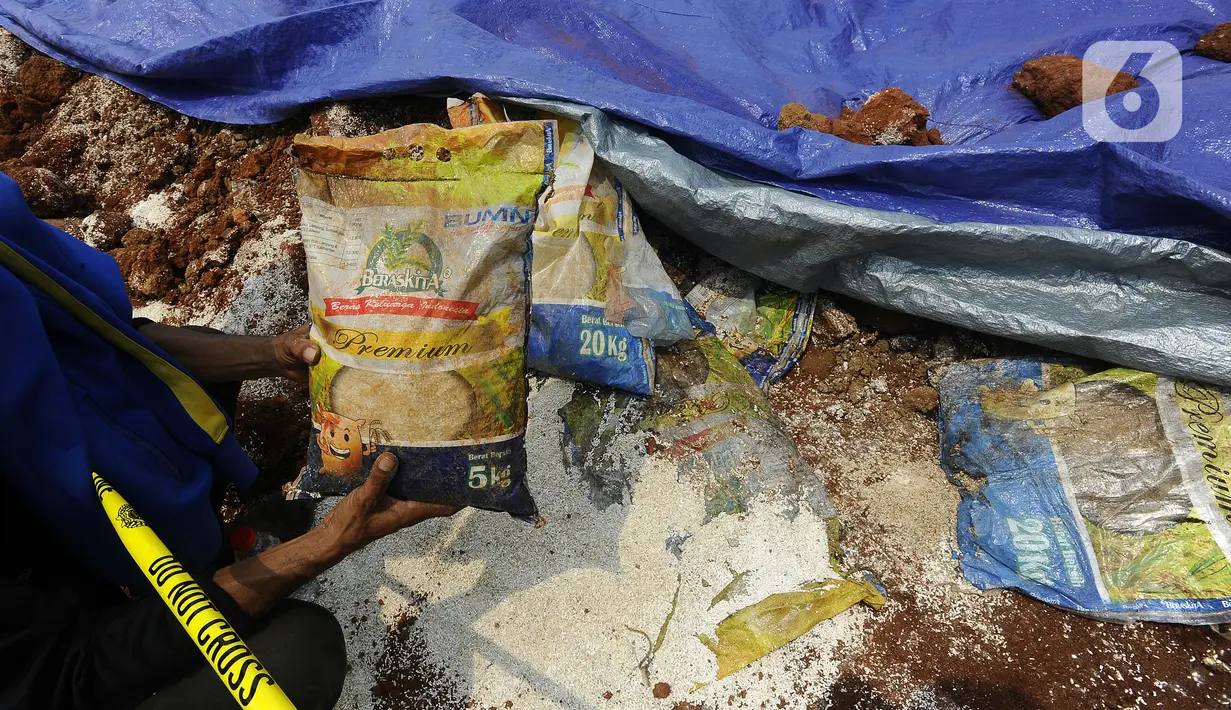 Warga menunjukkan beras diduga bansos presiden di kawasan Kampung Serab, Sukmajaya, Depok, Jawa Barat, Rabu (3/8/022). Mabes Polri menyatakan, kasus beras bansos dikubur di Depok masih diselidiki. (merdeka.com/Arie Basuki)