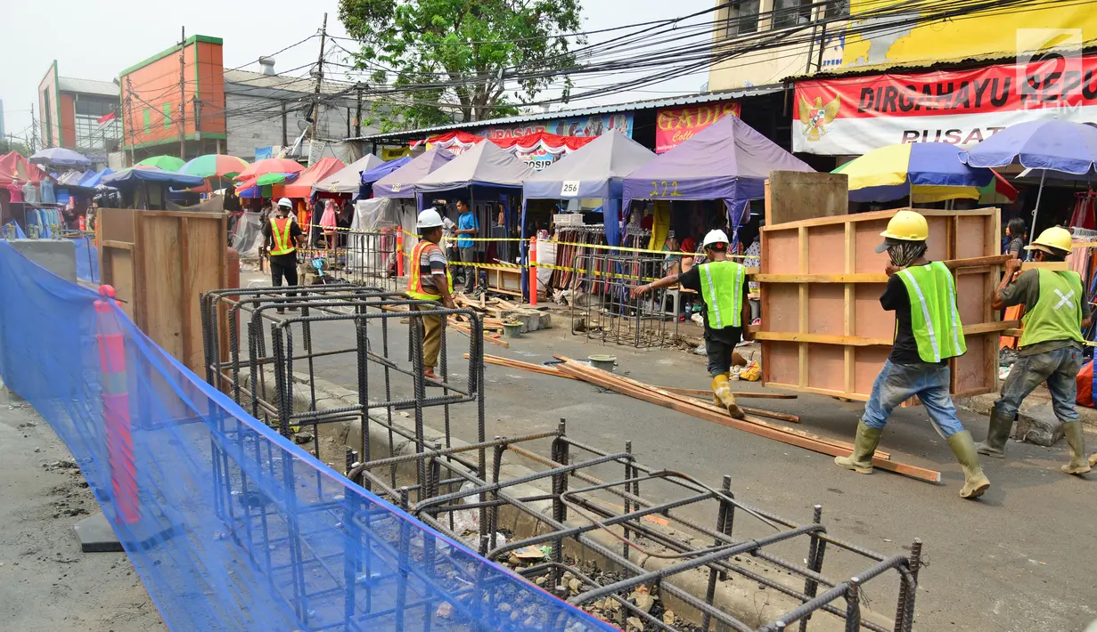 Pekerja menyelesaikan "Skybridge" di Tanah Abang, Jakarta, Selasa (28/8). Pembangunan jembatan yang menghubungkan Stasiun Tanah Abang-Pasar Blok G Tanah Abang itu ditargetkan Oktober 2018. (Liputan6.com/Herman Zakharia)