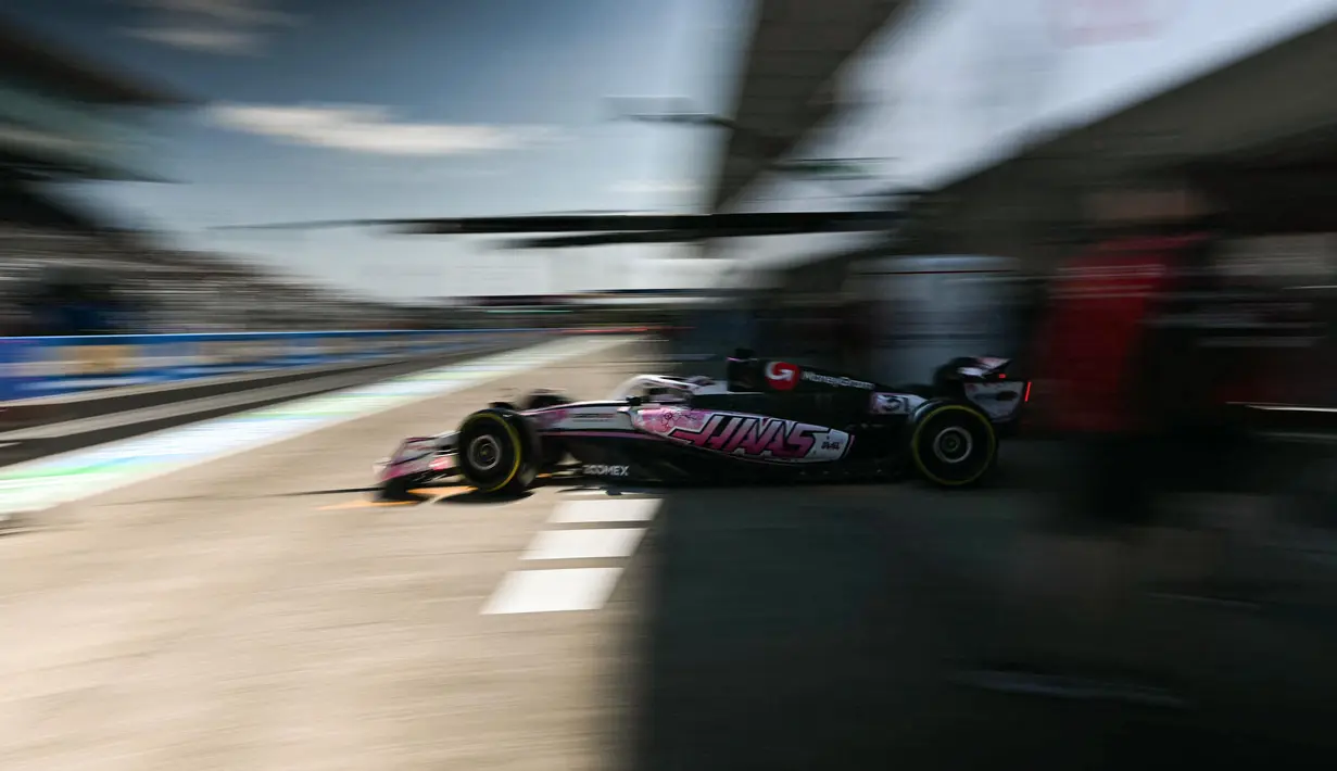 Di Sirkuit Suzuka, para pembalap dituntut mampu mengontrol kendaraan saat berpacu di trek dengan downforce tinggi. Tampak dalam foto, pembalap Haas F1 Team, Esteban Ocon meninggalkan pit saat sesi latihan pertama Grand Prix Formula Satu Jepang di sirkuit Suzuka, prefektur Mie pada 4 April 2025. (Philip FONG/AFP)