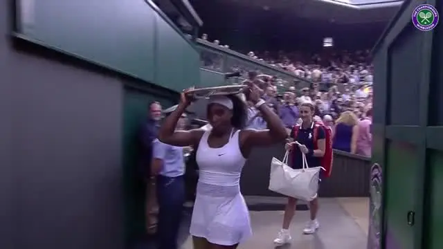 Serena Williams berhasil menjadi juara Wimbledon 2015. Usai laga final tersebut, ia bertingkah lucu dengan mengenakan trofi juara tersebut sebagai topi.