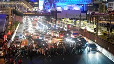 Pengunjuk rasa memblokir jalan raya saat protes menuntut pembebasan segera sandera Israel yang ditahan di Jalur Gaza oleh kelompok militan Hamas di Tel Aviv, Israel, Rabu (24/1/2024). Israel mengatakan Hamas masih menahan lebih dari 100 orang yang ditangkap dalam serangan tanggal 7 Oktober lalu. (AP Photo/Ohad Zwigenberg)